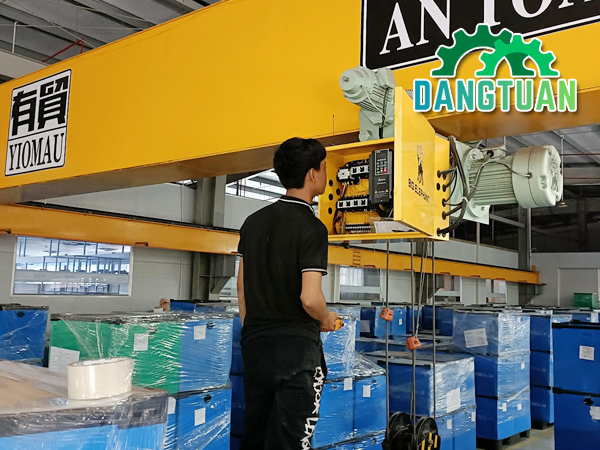 Thợ sửa cầu trục Bình Dương