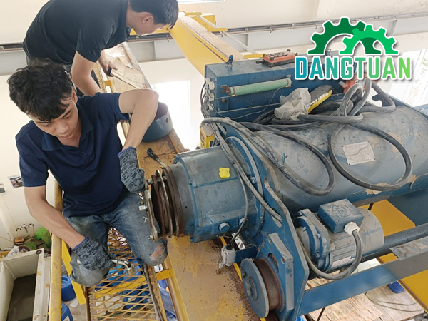 Thợ sửa cầu trục tại Thuận An