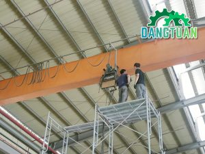Thợ sửa chữa cầu trục tại TPHCM