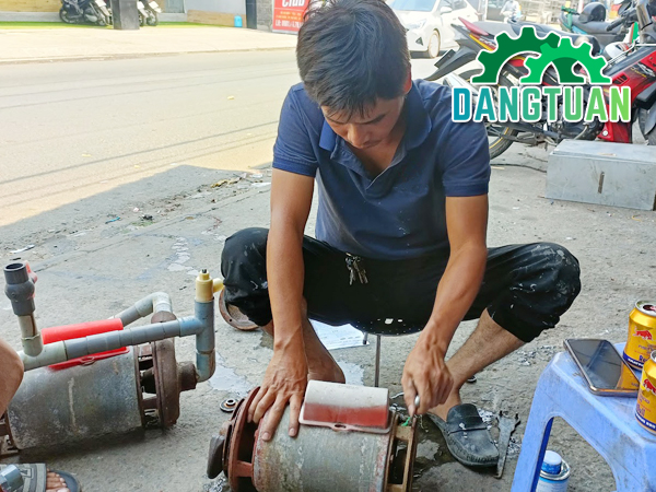 Thợ sửa máy bơm nước tại Dĩ An