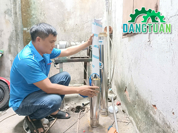 Thợ sửa máy bơm hỏa tiễn TPHCM của Điện Cơ Đăng Tuân đang kiểm tra máy bơm chìm giếng khoan.