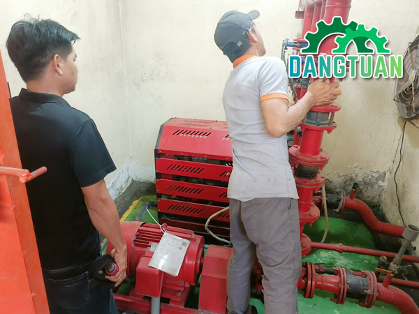 Thợ sửa máy bơm PCCC Bình Thạnh của Điện Cơ Đăng Tuân đang kiểm tra hệ thống bơm chữa cháy tổng thể.